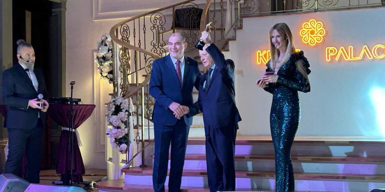 Eso Başkanı Kesikbaş, Özaydemir’e Ödülünü Takdim Etti