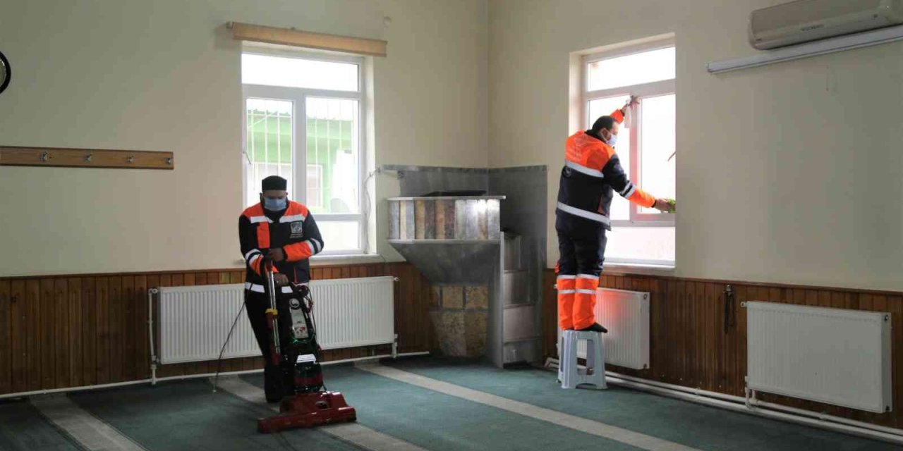 Melikgazi’nin Camileri Son Teknolojik Araçlarla Temizleniyor