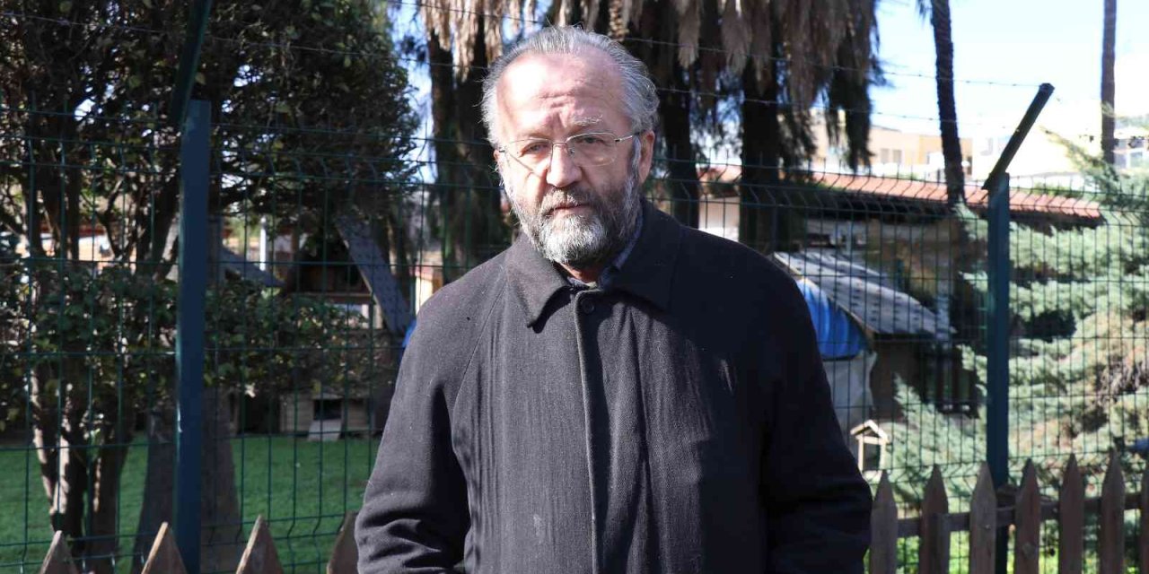 Kendi Halindeki Kediye Tekme Attı