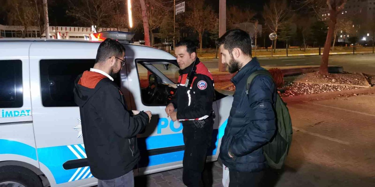 Aksaray'da ATM Önünde Yerde Buldukları 750 TL’yi Polise Teslim Ettiler