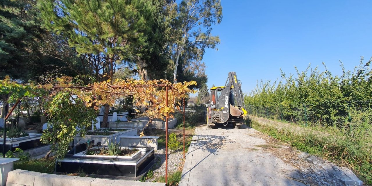 Mersin’de Mezarlık Alanları Temizleniyor