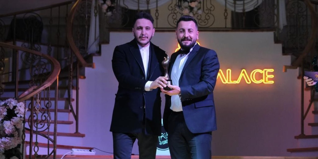 Yılın En İyi Kuaförü Ödülünü Verdi