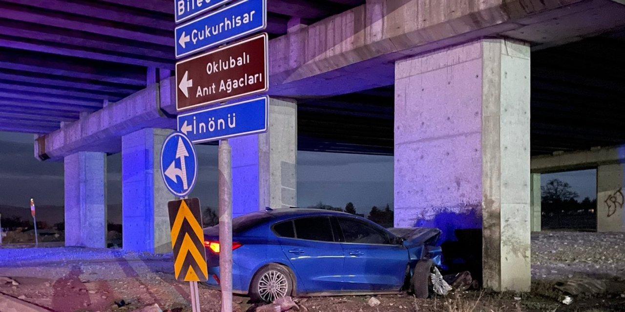 Köprünün Beton Ayağına Çarpan Otomobilin Sürücüsü Hayatını Kaybetti