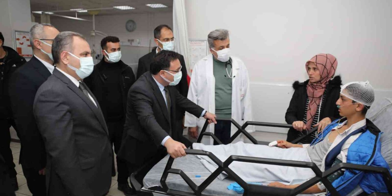 Vali Çiçek’ten Otobüs Kazasında Yaralanan Vatandaşlara Ziyaret