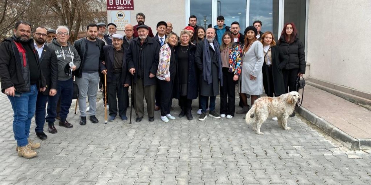 12 Kuaför Ve Berber Huzurevini Ziyaret Edip Yaşlıların Saçlarına Bakım Yaptı