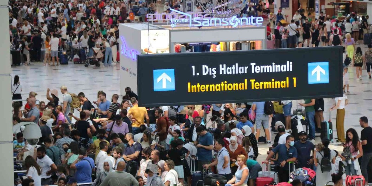 Pandemide Dışarı Çıkamayan Yaşlı Turistler, Tatil İçin Türkiye’ye Akın Ediyor