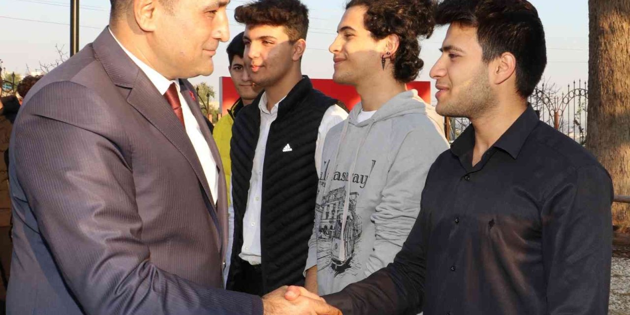 Toroslar Belediyesi, Eğitim Yardımının İlk Taksitini Öğrencilerin Hesaplarına Yatırdı