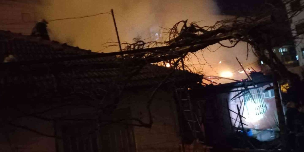 Antalya'da Yabancı Uyruklu Ailenin Yaşadığı Gecekondu Yangında Alev Topuna Döndü