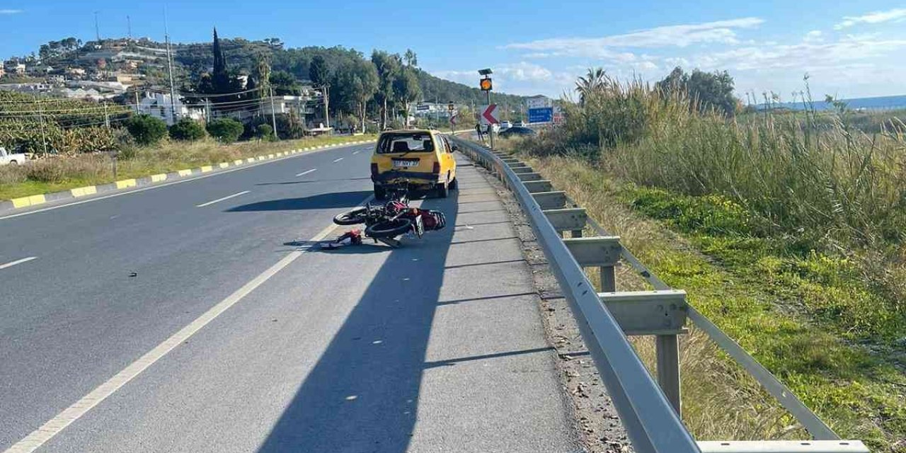 Antalya'da Otomobil İle Çarpışan Motosikletin Sürücüsü Ağır Yaralandı