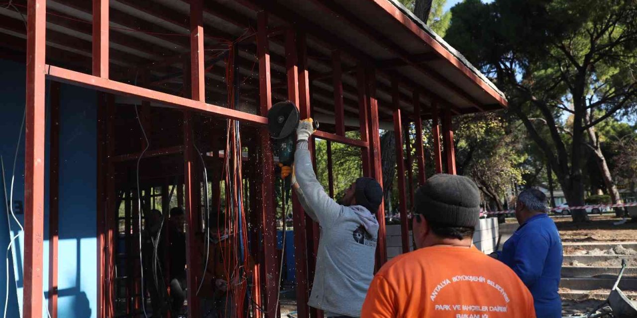 Karaalioğlu Parkı İçerisindeki İzinsiz Yapılar Yıkılıyor