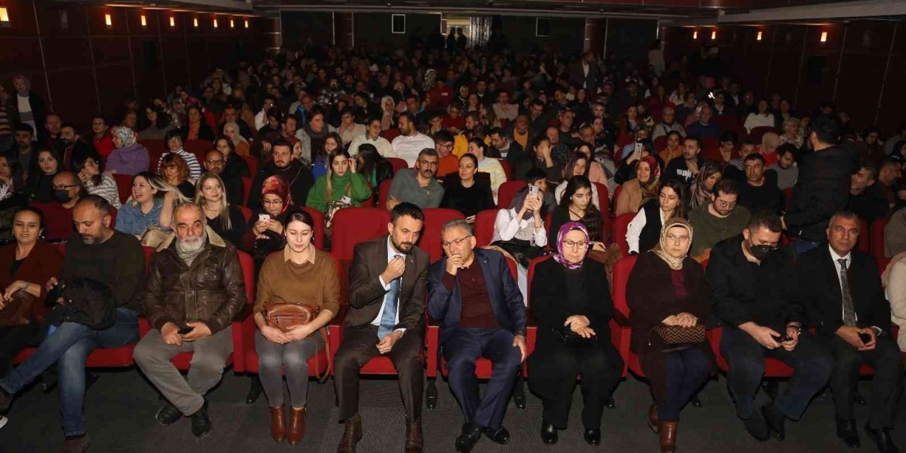 Büyükkılıç; Tiyatro Oyunu İzledi, Sanatseverleri Davet Etti