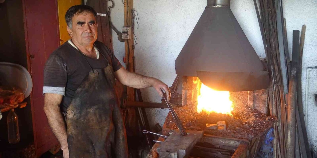 Karamanlı Demirci 52 Yıldır Körüğün Başında Demiri İşliyor