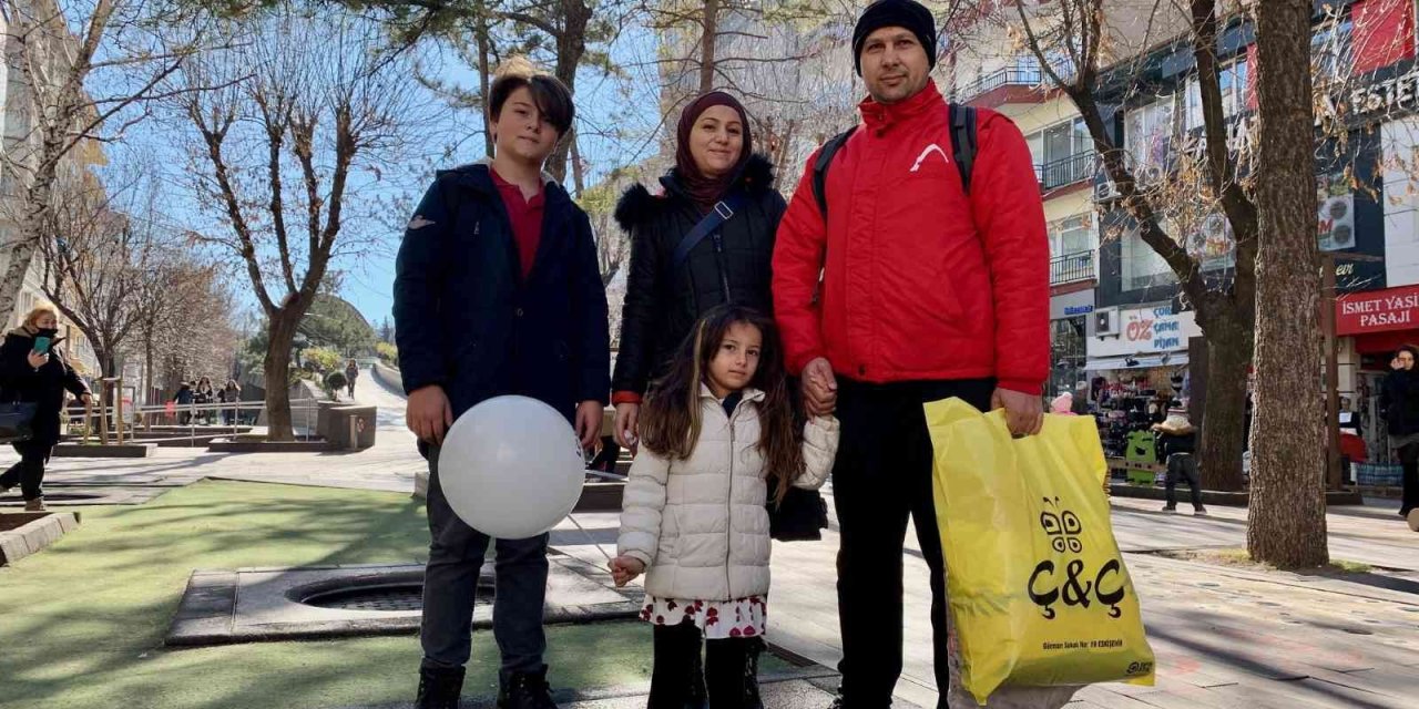 Karnesini Alan Park Ve Oyun Alanlarını Doldurdu