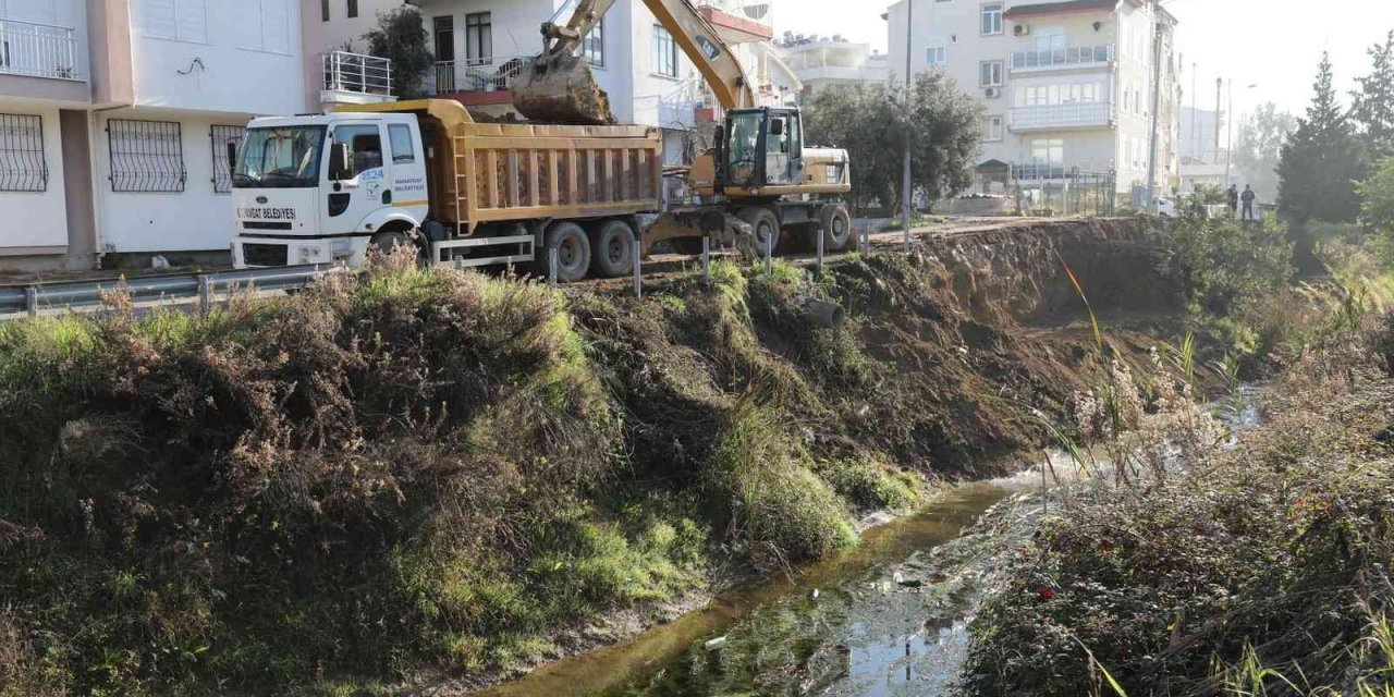 Manavgat Belediyesi Heyelandan Zarar Gören Kanal Kenarını Düzenliyor