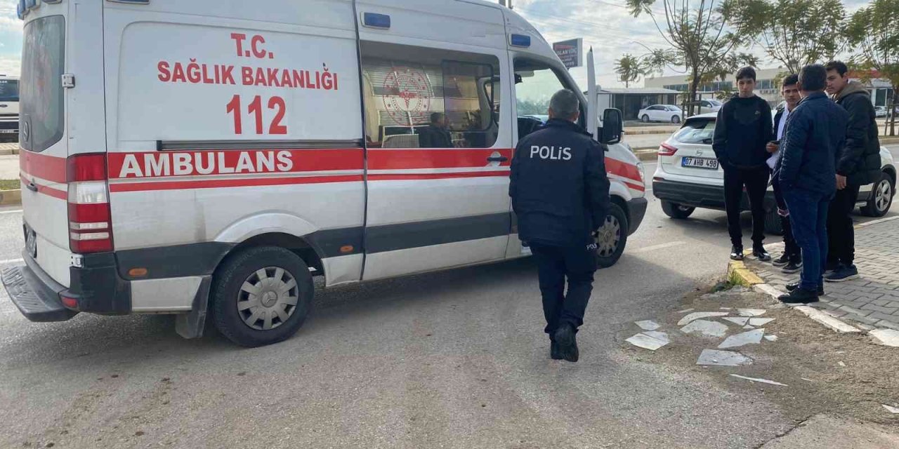 Antalya'da Motosiklet İle Kamyonet Çarpıştı, 1 Öğrenci Yaralandı