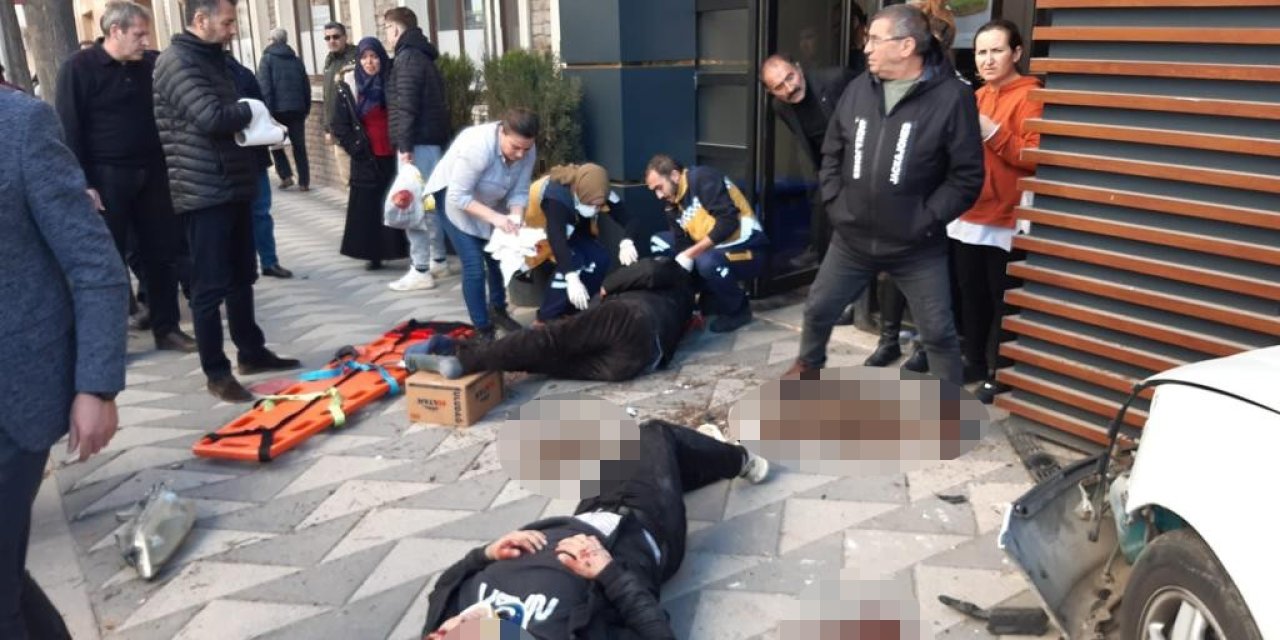 Kırmızı Işıkta Bekleyen Yayaların Arasına Otomobil Daldı, 4 Kişi Yaralandı