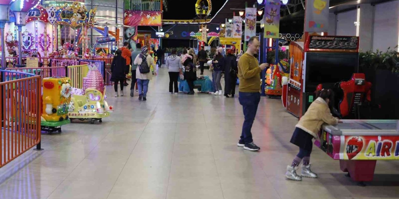 Çocuklar Kumsmall’da Ço Mutlu