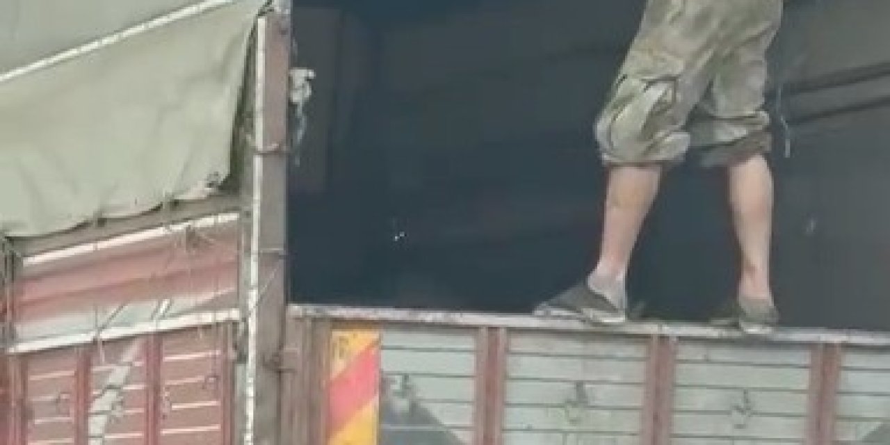 Seyir Halindeki Kamyonetin Kasa Kapağında Tehlikeli Yolculuk