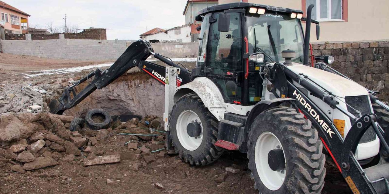 Ardıç’ta Metruk Yapılar Yıkılıyor, İnler Dolduruluyor