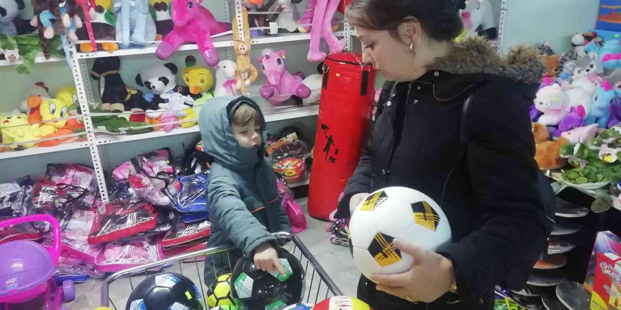 Çocuklarına Karne Hediyesi Almak İsteyen Aileler Oyuncakçıların İşlerini Arttırdı