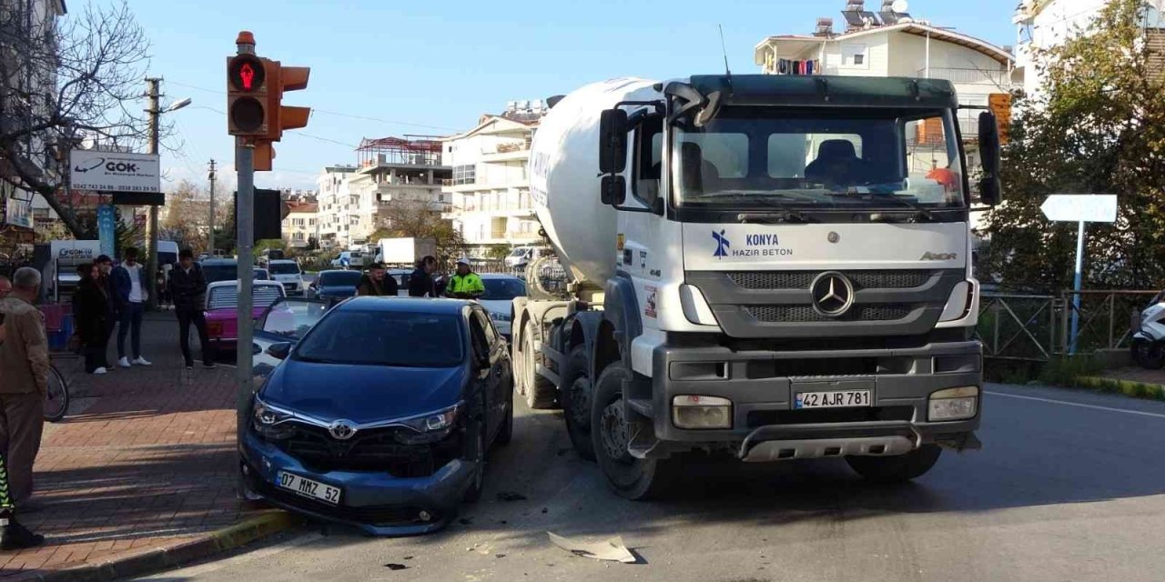 Beton Mikserinin Çarptığı Otomobil Trafik Işığına Vurarak Durabildi