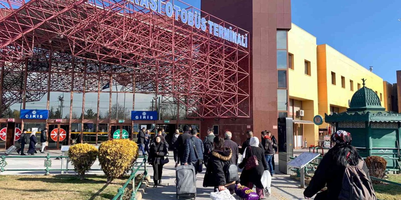 Sınavları Biten Öğrenciler Otogara Akın Etti