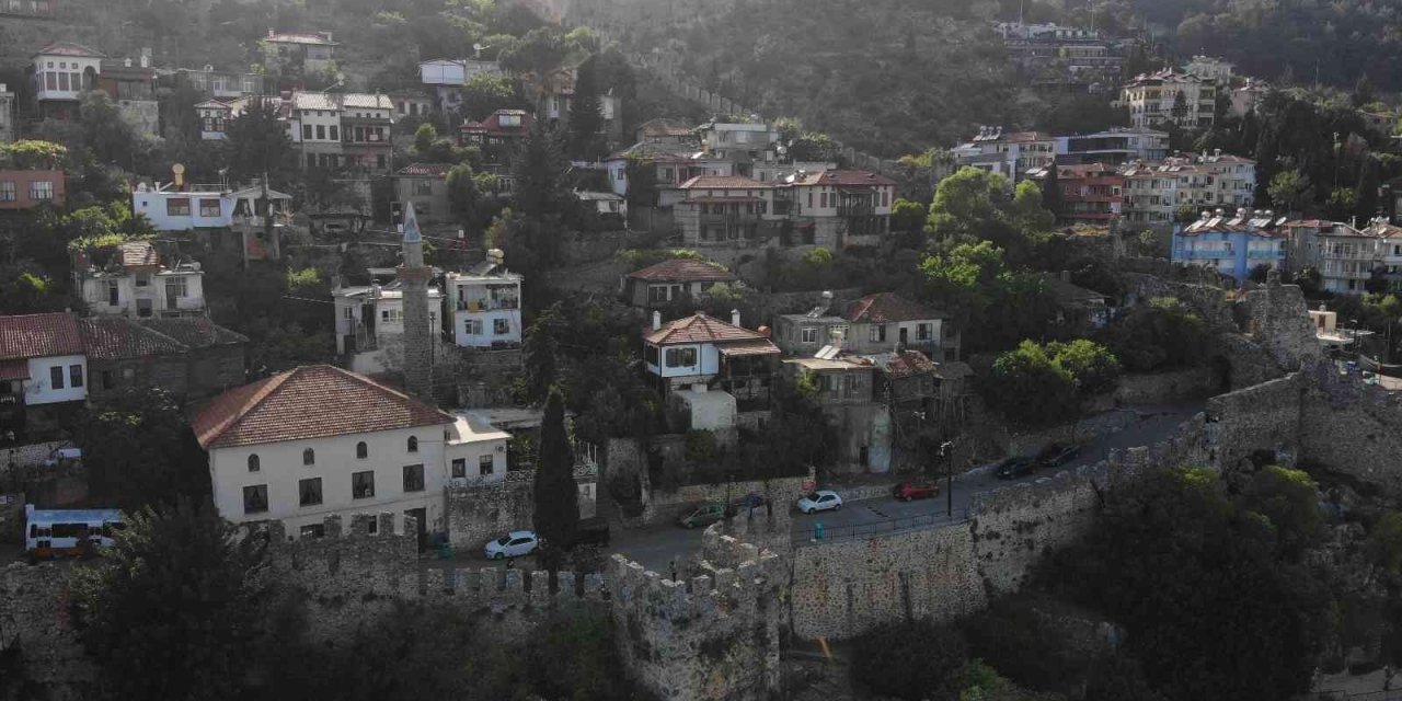 Alanya Kalesi’nin Surlarıyla Çevrili Evler Kendine Has Özellikleriyle Mest Ediyor