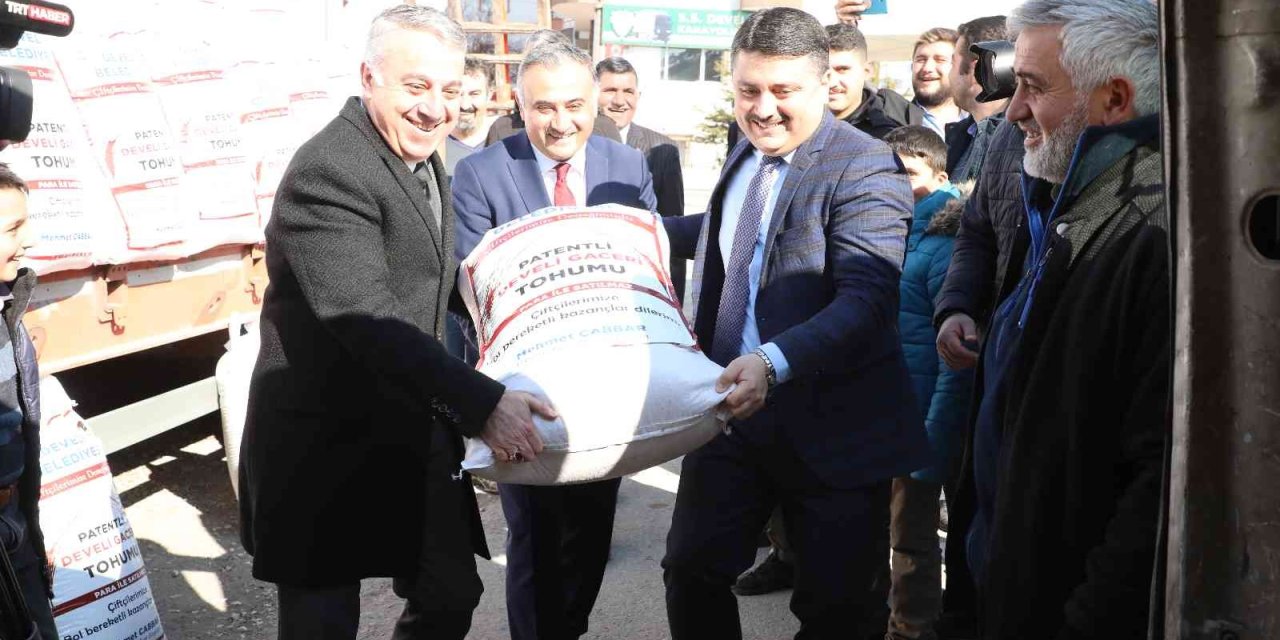 Develi Belediyesi’nden Çiftçilere Gacer Tohumu Desteği