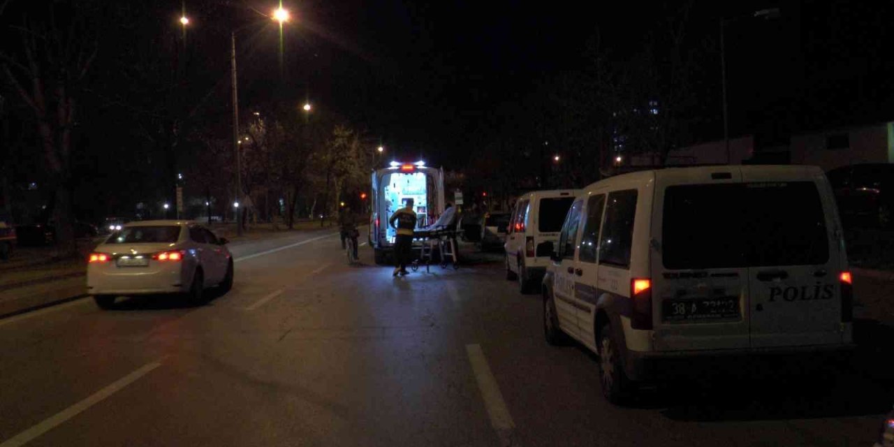 Aracında Ölen Kadını İhbardan Dönen Polisler Buldu