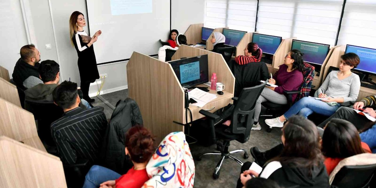 Mercek Kursları İle Ön Muhasebe Öğreniyorlar