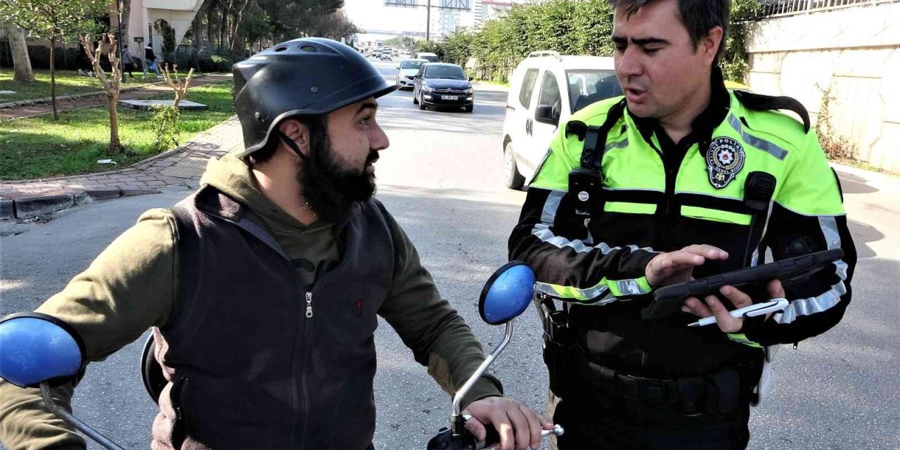 Antalya'da Polislere Ehliyetsiz Yakalandı, Yardım İçin Çağırdığı Arkadaşı da Ehliyetsiz Çıkınca İkinci Şoku Yaşadı