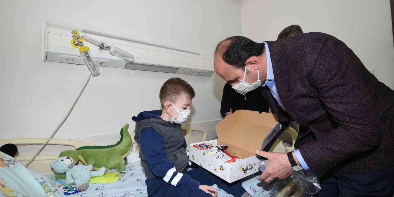 Başkan Altay Onkoloji Servisindeki Çocuklara Şivlilik Dağıtarak Moral Verdi