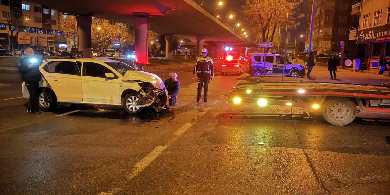 Otomobiller Çarpıştı: 2 Yaralı