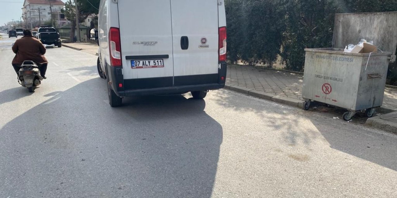Antalya'da Aniden Hareket Eden Minibüs Motosiklete Çarptı