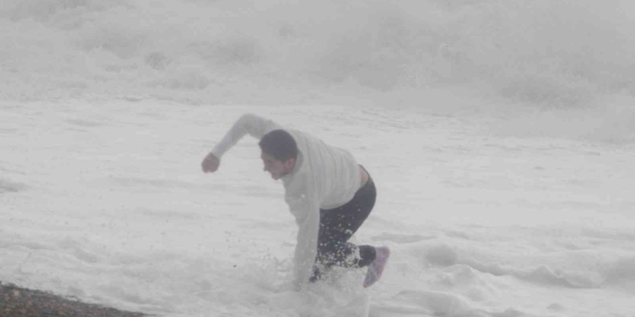 Antalya'da Dev Dalgaların Arasında Tehlikeye Aldırmadılar