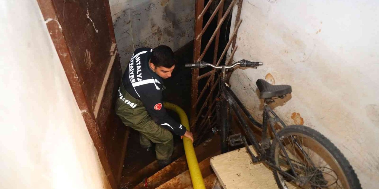 Büyükşehir, Fırtınada 136 Vakaya Müdahale Etti