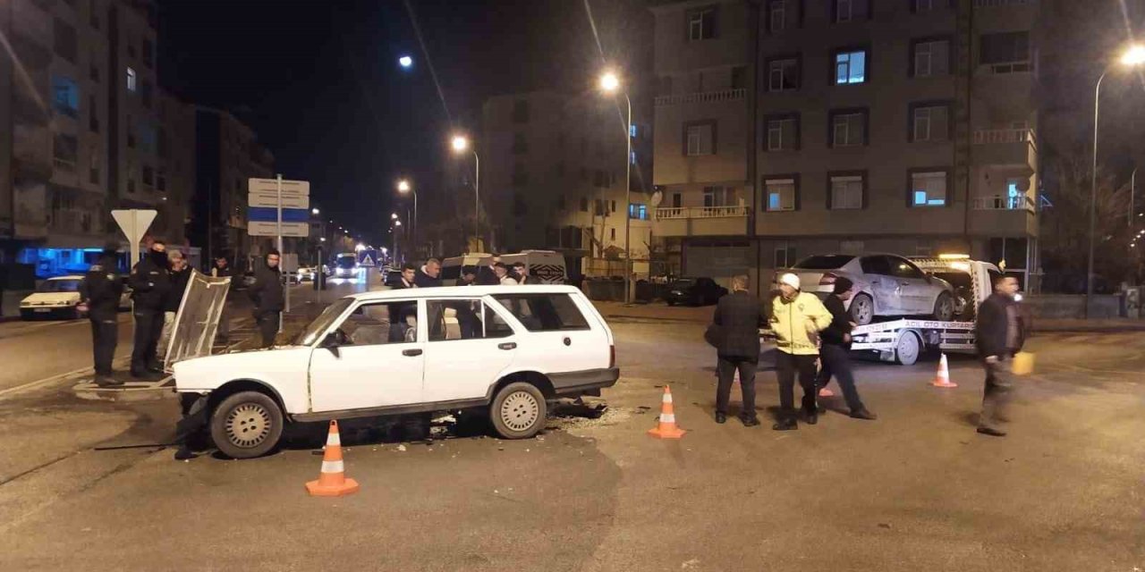 Karaman'da Otomobiller Kavşakta Çarpıştı, 2 Kişi Yaralandı: Kaza Anı Kamerada