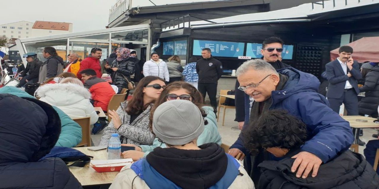 Büyükkılıç, Erciyes’te Kayakseverlerle Buluştu