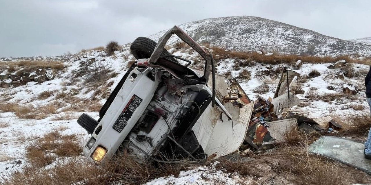 (düzeltme) Şarampole Devrilen Kamyonet Hurdaya Döndü: 1 Ağır Yaralı