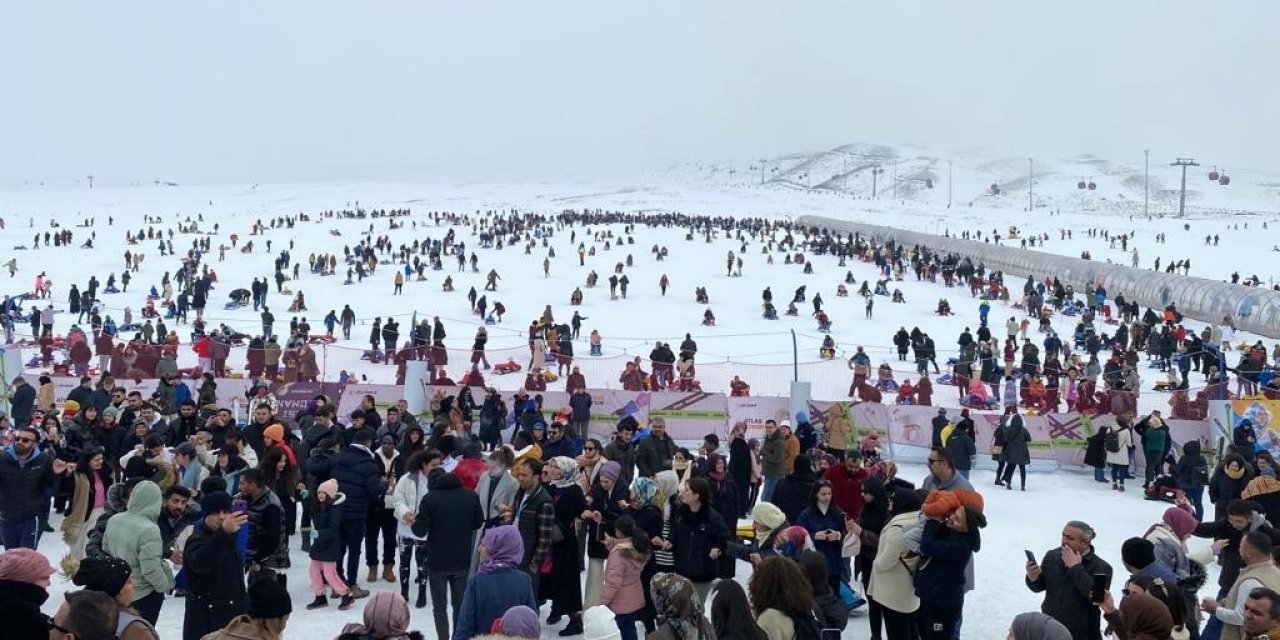 Erciyes’te Kar Bereketi: Binlerce Turist Pistleri Doldurdu