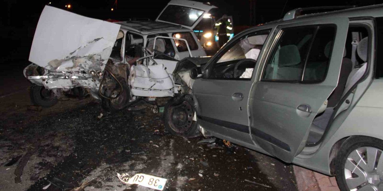 Otomobiller Kafa Kafaya Çarpıştı: 5 Yaralı