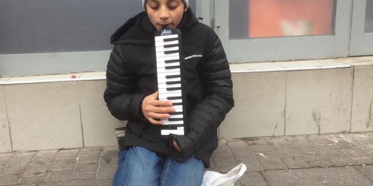 Okul Masraflarını Karşılayabilmek İçin Sokaklarda Melodika Çalıyor