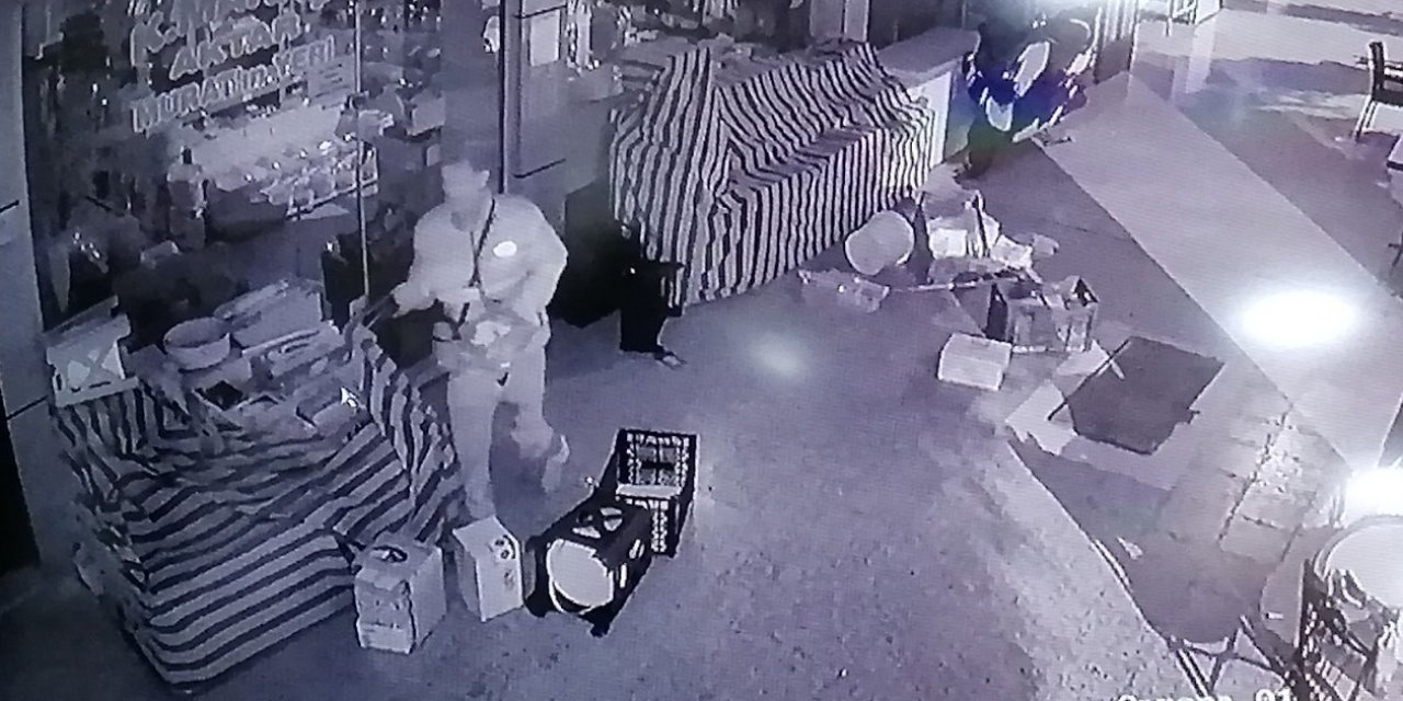 İşyerlerinin Kapı Tokmaklarını Kırdı, Baharat Tezgahını Dağıttı