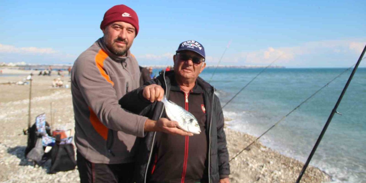 Antalya’da Fırtına Balık Üretim Çiftliğini Vurdu, Oltasını Alan Sahile Koştu