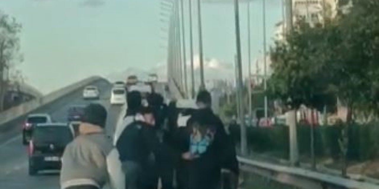 Otomobilin Arkasına Tutunan Patenli 7 Genç Kazaya Davetiye Çıkardı