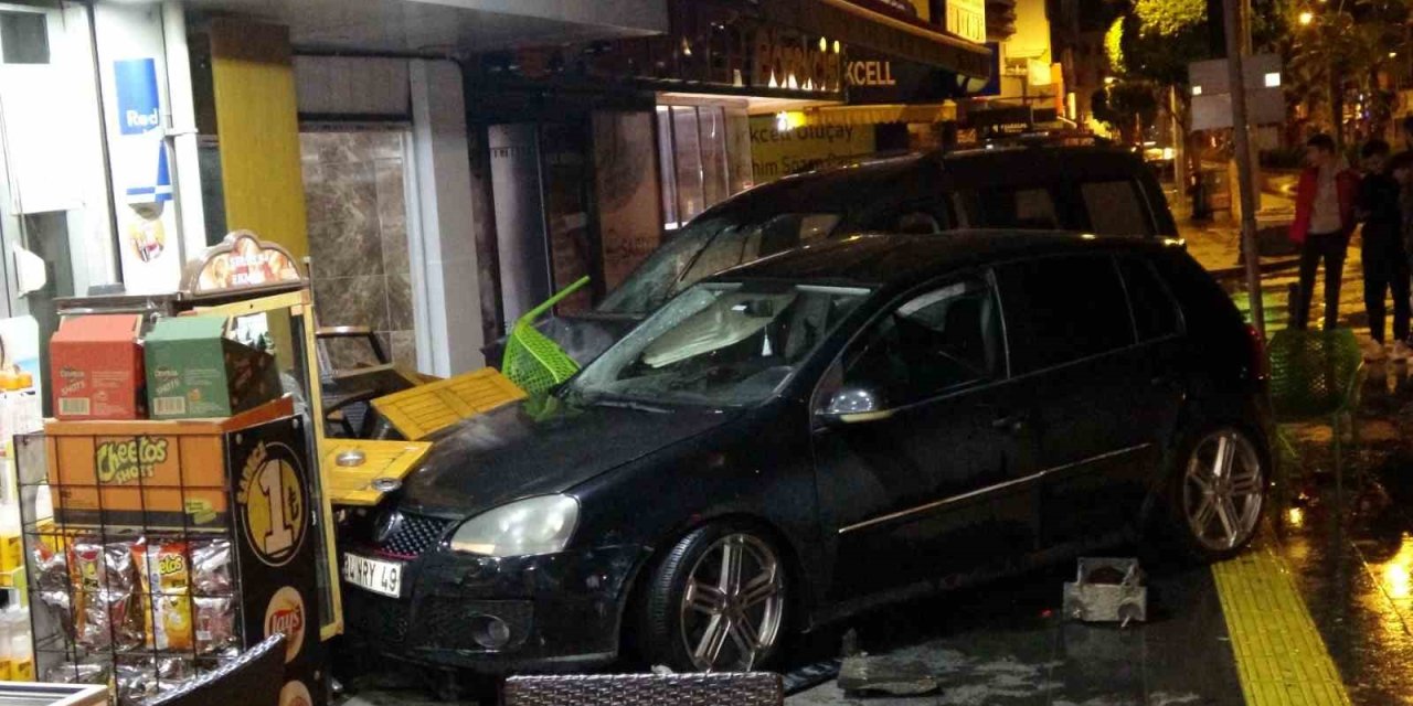 Kaza Yapan Araçlar İş Yerine Girdi, Kaldırımdaki Vatandaş Ölümden Döndü: 5 Yaralı