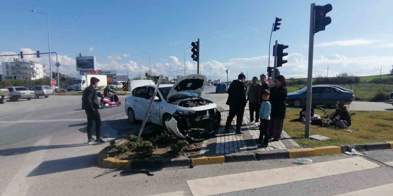 Antalya'da Kırmızı Işık İhlali Yapan Sürücü, Otomobile Yandan Çarptı