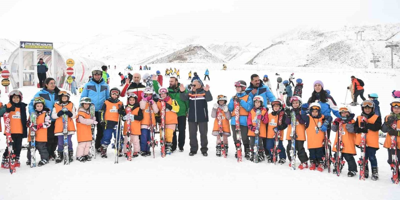 Erciyes Kayak Okulu’nda 7’den 70’e Herkes Kayak Öğreniyor