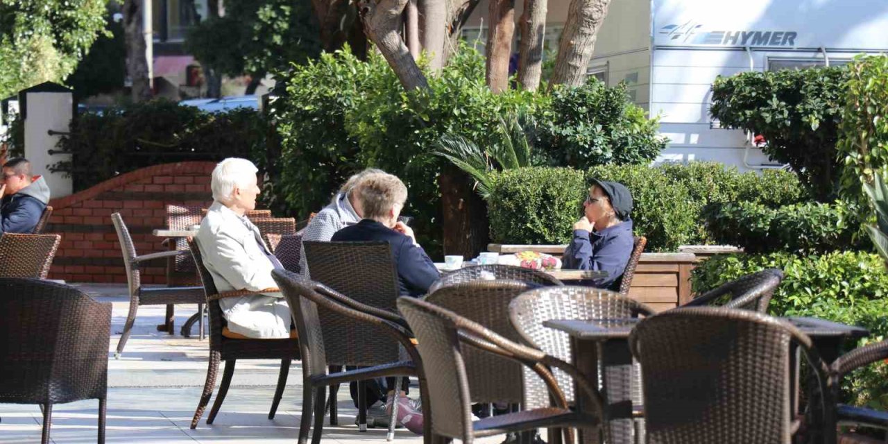 Yaşlı Turistler, Kış Mevsiminde Alanya’yı Tercih Ediyor