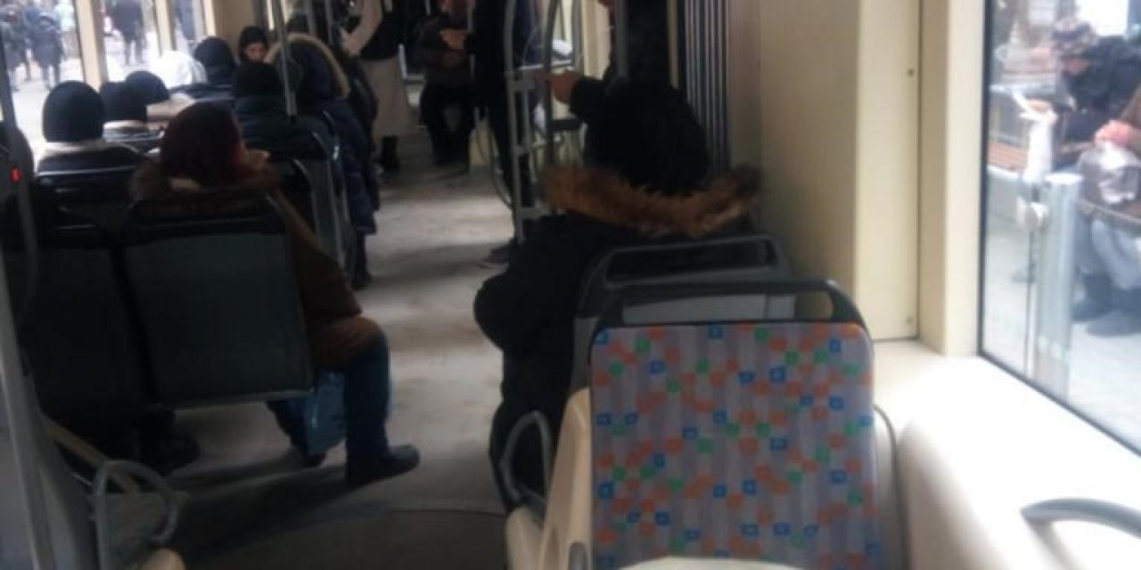Tramvayda Yolculuk Ederek Soğuktan Kaçındılar